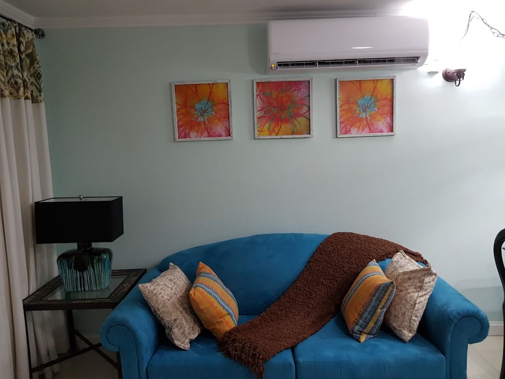 Фото New Kingston Apt at Kensington Court