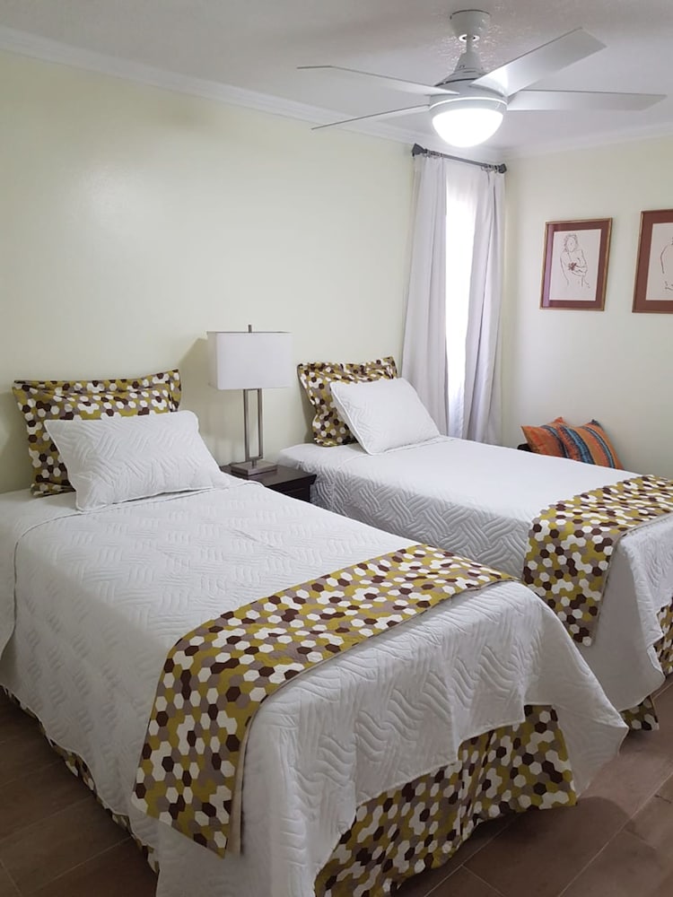 Фото New Kingston Apt at Kensington Court