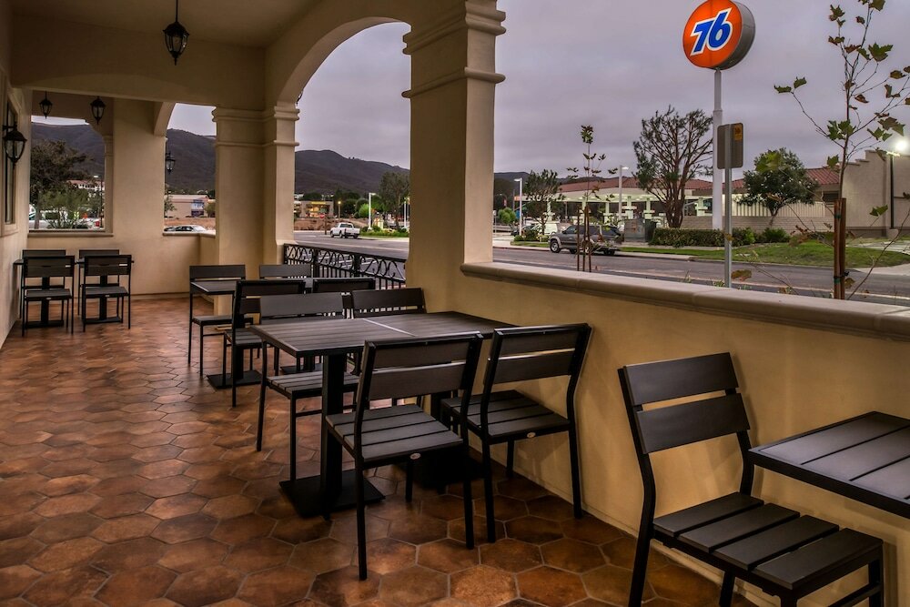 Фото Best Western Plus Temecula Wine Country Hotel &Suites