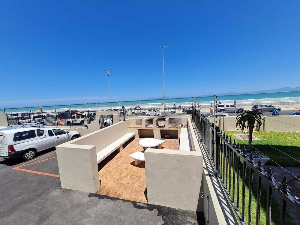 Фото Silver lining beach apartment