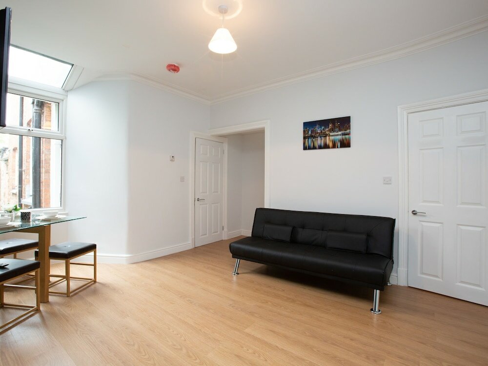 Фото Townhouse Plus @ 166 Edleston Road Crewe