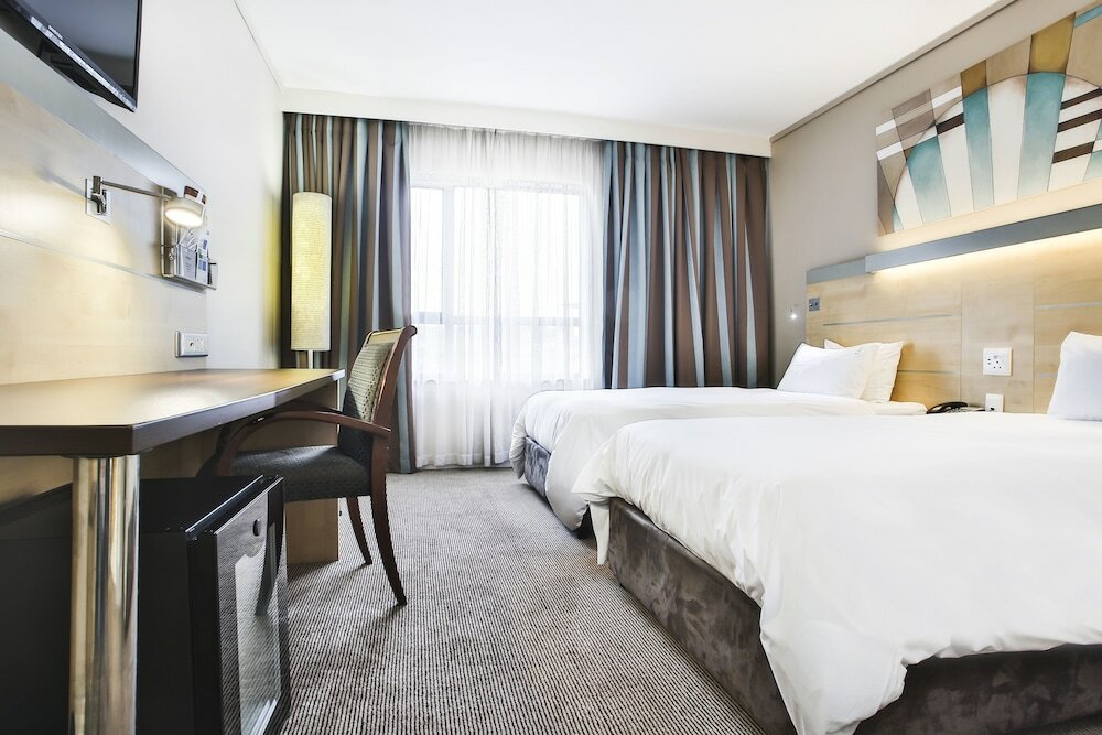 Фото Holiday Inn Express Sandton Woodmead, an Ihg Hotel