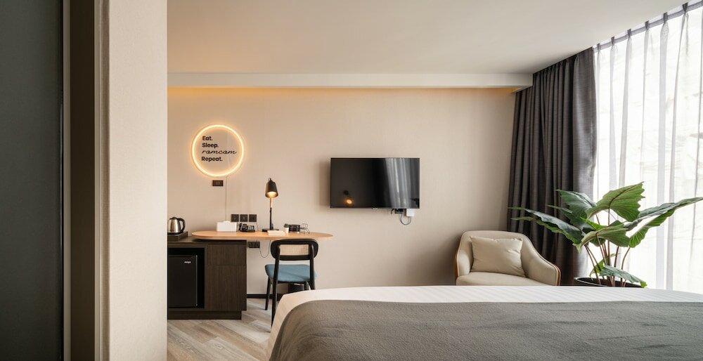 Фото Seekers Finders Rama IV Hotel, SureStay Collection by BW