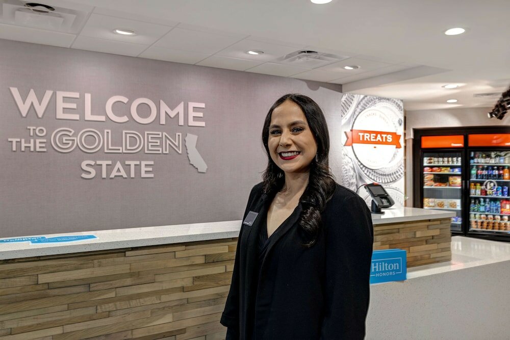 Фото Hampton Inn & Suites Marina