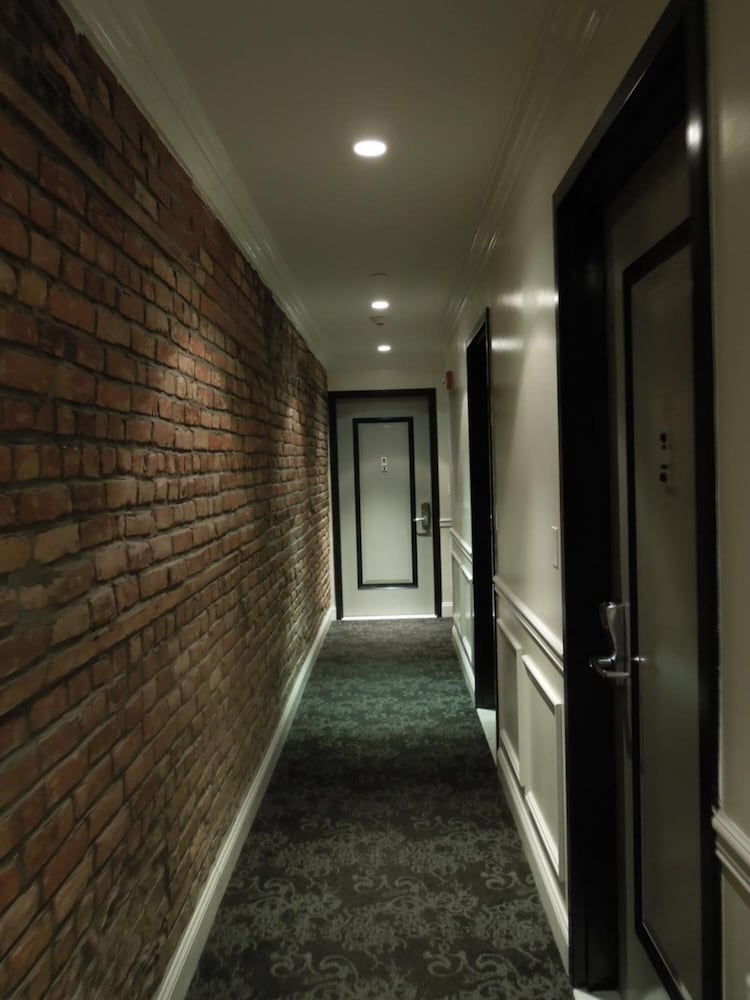 Фото East Village Hotel
