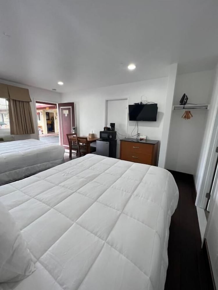 Фото Town and Country Inn