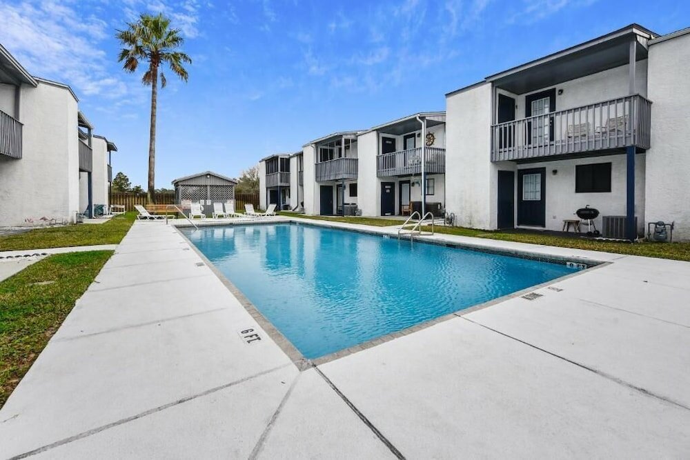 Фото Happy Herron by Book That Condo