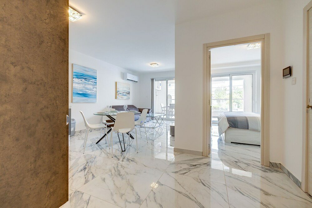 Фото Modern Apartment Steps to St George's Bay