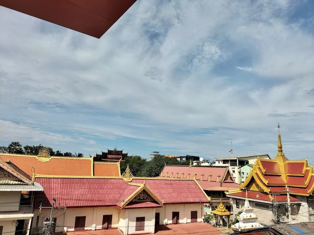 Фото Champion Hotel & Pub