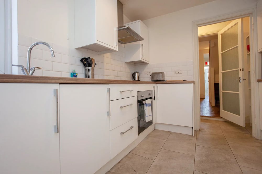 Фото Homely 3 Bedroom House in Bath