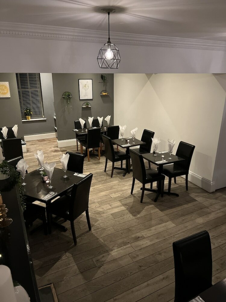 Фото The Sandgate Hotel