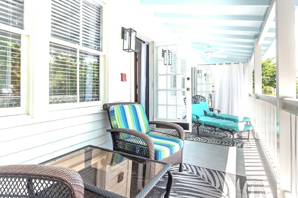 Фото The Porch on Frances Inn