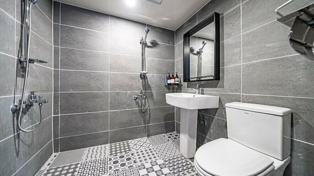 Фото Geoje Hotel Deluxe and Guest House