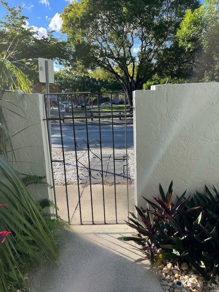 Фото Luxurious & Spacious Townhouse 6 Miles From Beach