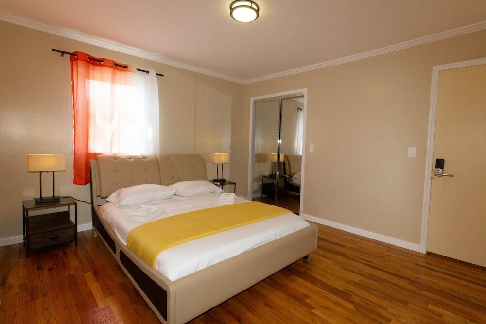 Фото Cheerful & Beautiful 3-Bedroom Ranch