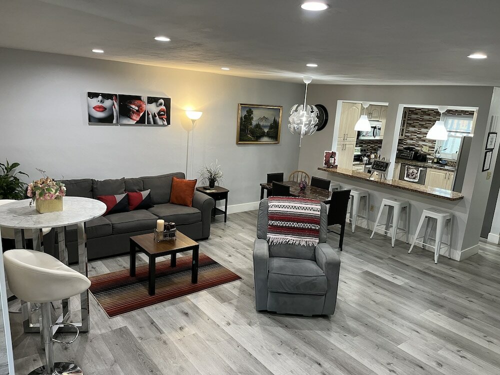 Фото Luxurious & Spacious Townhouse 6 Miles From Beach