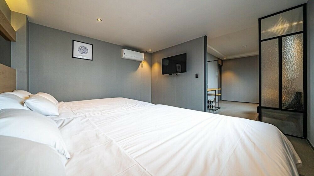 Фото Geoje Hotel Deluxe and Guest House