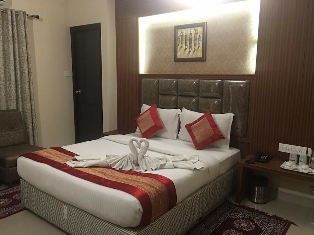 Фото Pine Tree Boutique Hotel - Greams Road