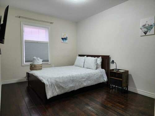 Гостиница Beautiful Three Bedroom House в Китченере