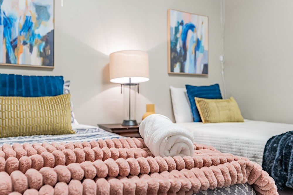 Фото Luxury Villa - Mississauga Square One