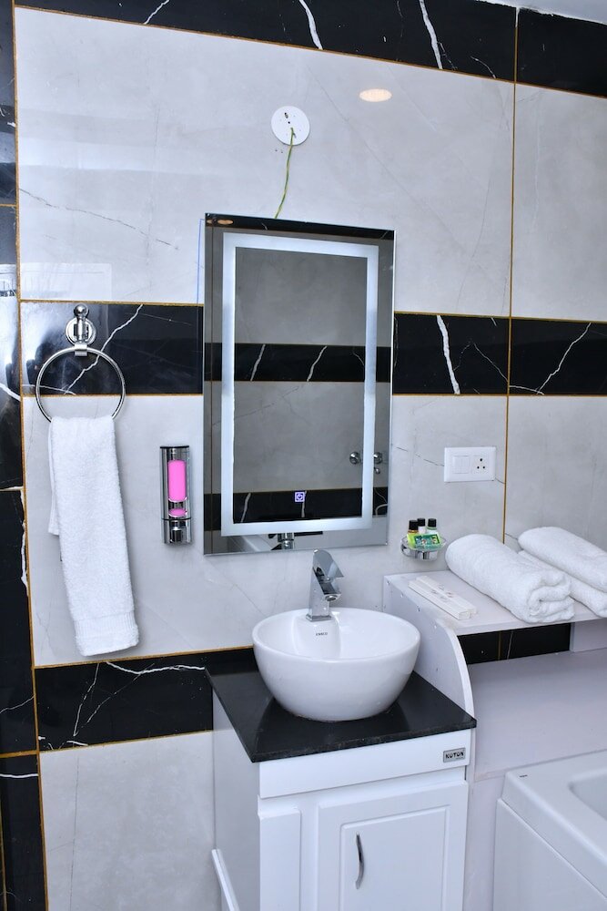 Фото Hotel The Crown