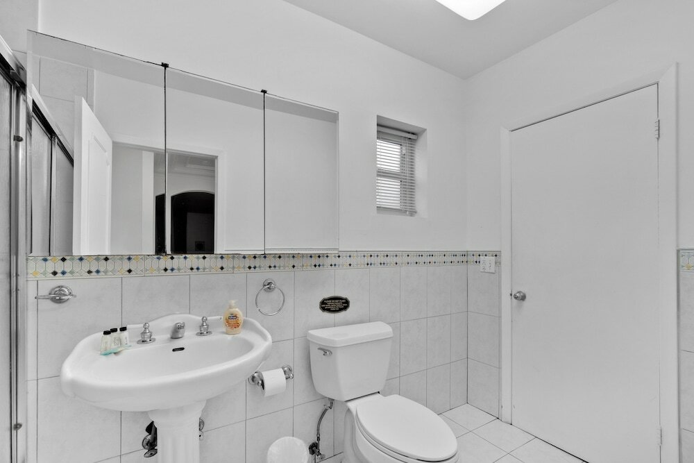 Фото Chateau Michael Luxury Brickell Villa with Pool