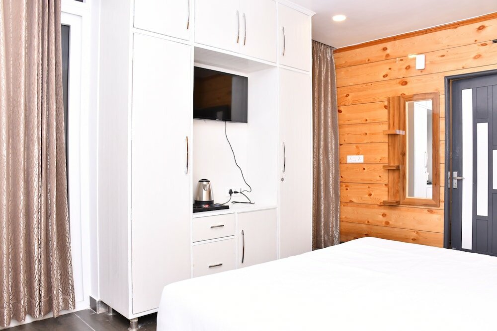 Фото Hotel The Crown