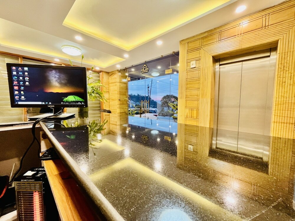 Фото Hotel The Crown