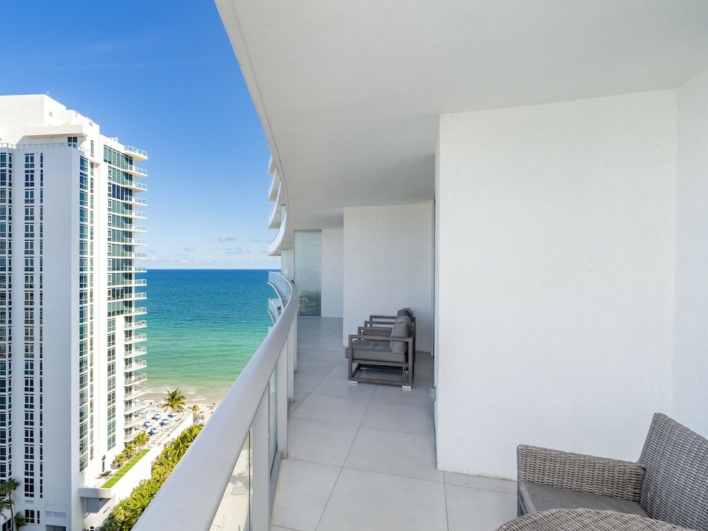 Фото Beachfront Condos at HR by Cielo Stays