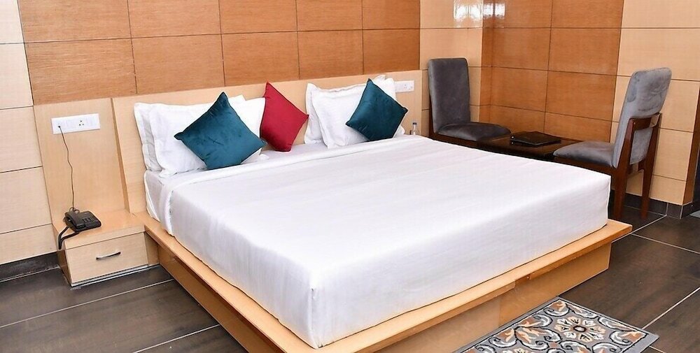 Фото Hotel The Crown