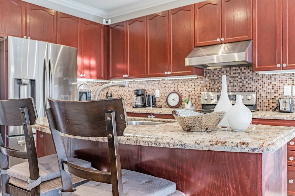 Фото Luxury Villa - Mississauga Square One