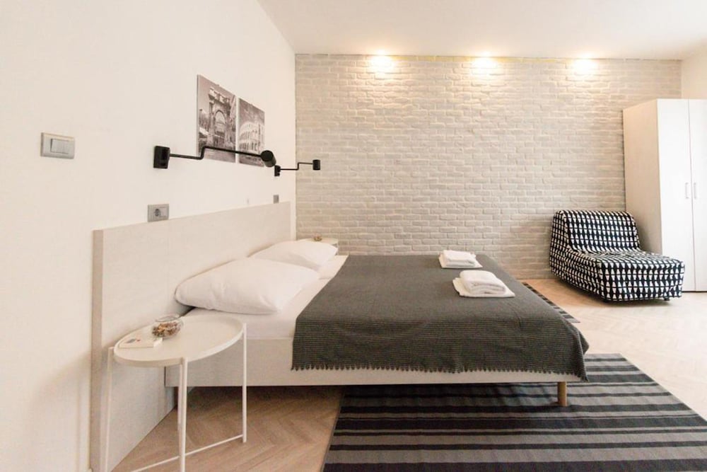 Фото Old Town Pula Studio Apartments