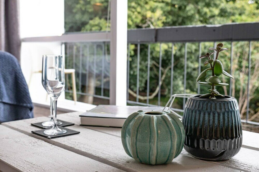 Фото Centrally Located Light-filled Studio w Parking