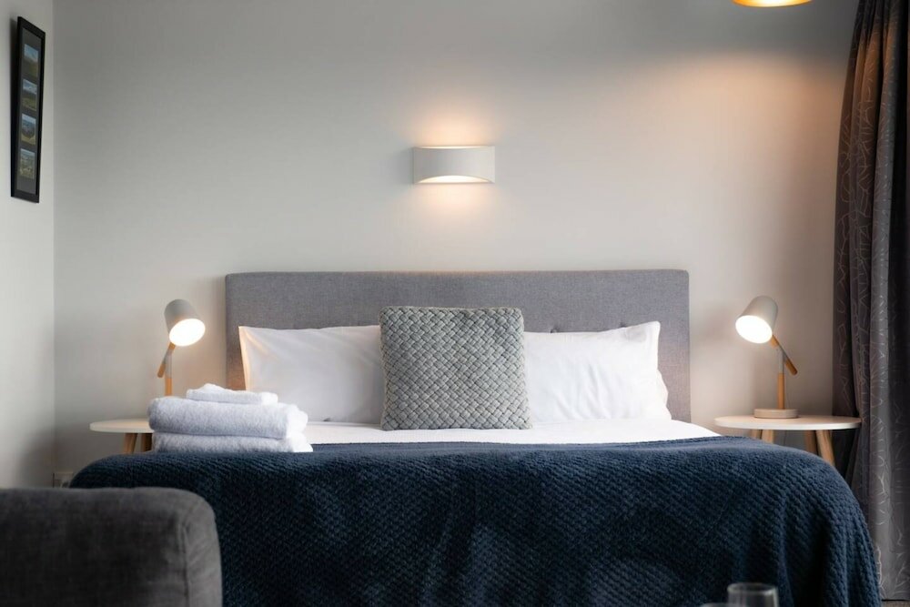 Фото Centrally Located Light-filled Studio w Parking