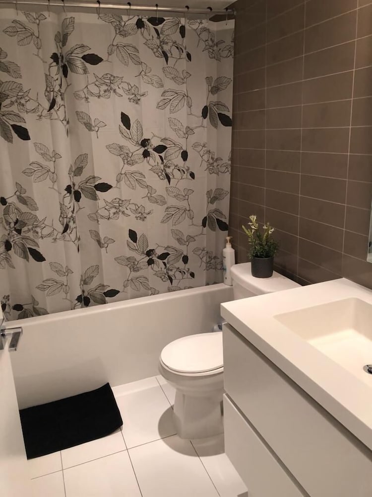 Фото Toronto Downtown Suites City View