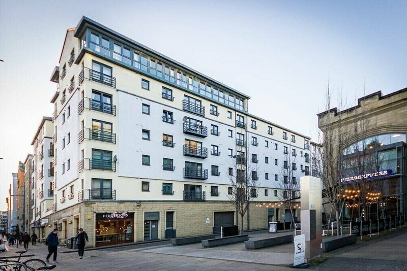 Гостиница Contemporary Holyrood Apartment в Эдинбурге