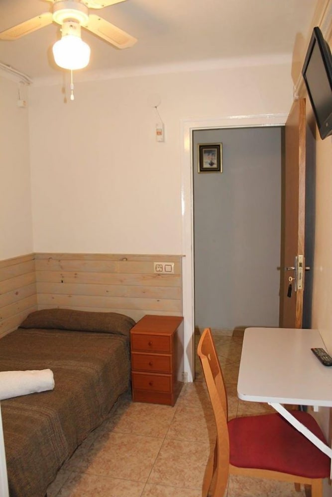 Фото Hostal Isla Cristina Mataró