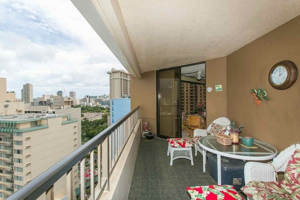 Фото Spacious Condos With Private Balcony at Discovery Bay - Free Wifi, Near Beaches!
