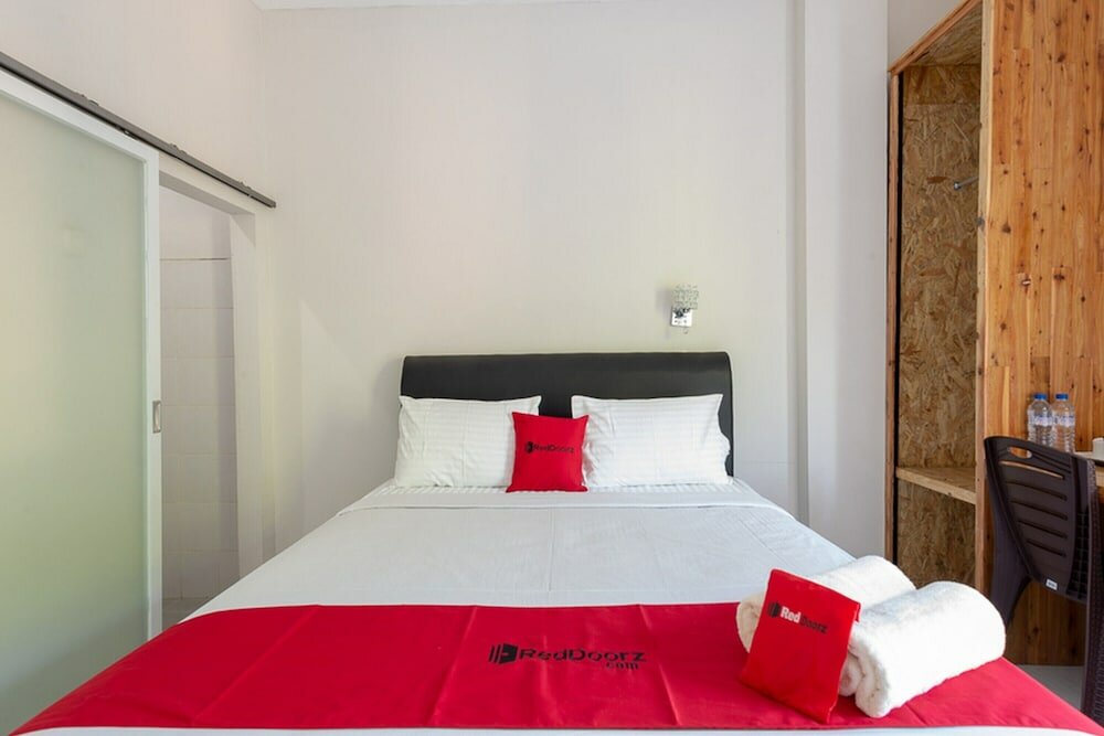 Фото RedDoorz Plus Syariah @ Raya Nginden 2