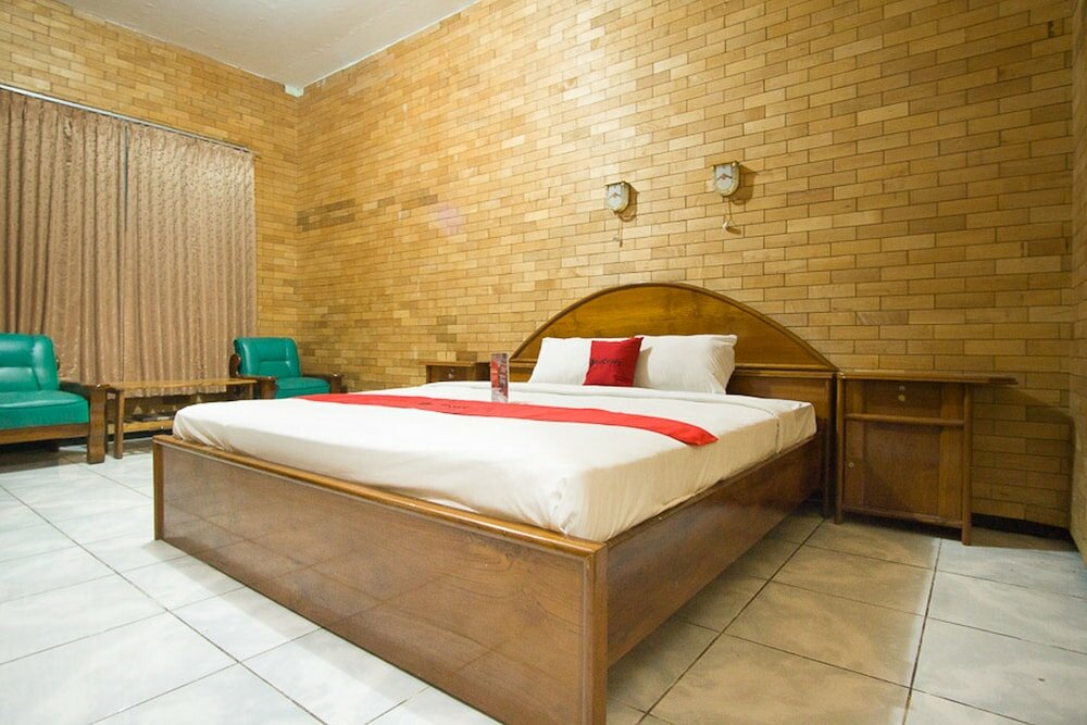 Фото RedDoorz Plus @ Jalan Raya Pasir Putih