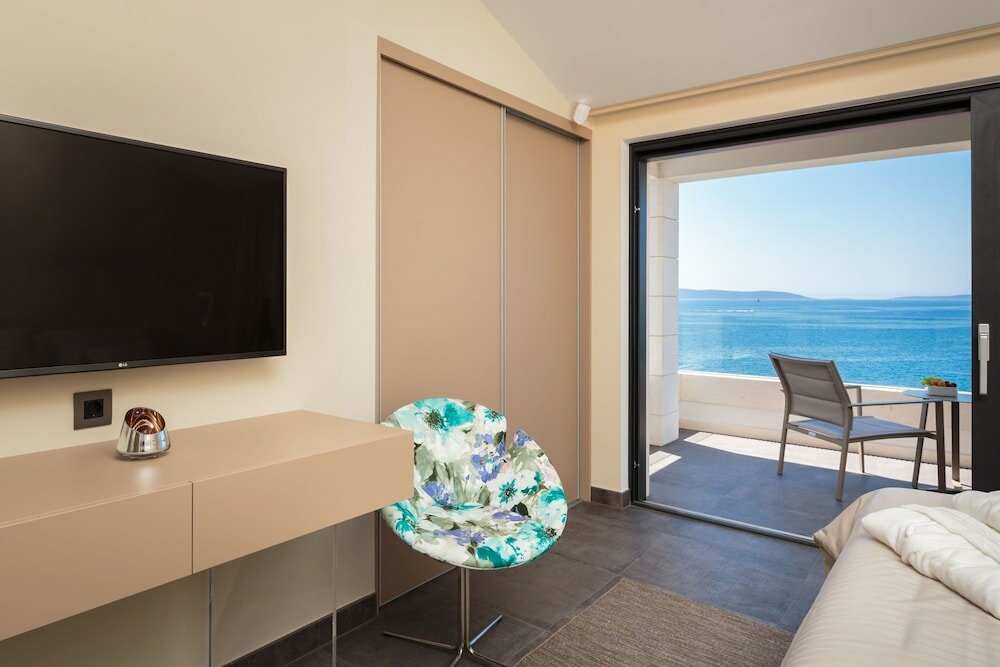 Фото Beachfront Villa Azzurro With Pool