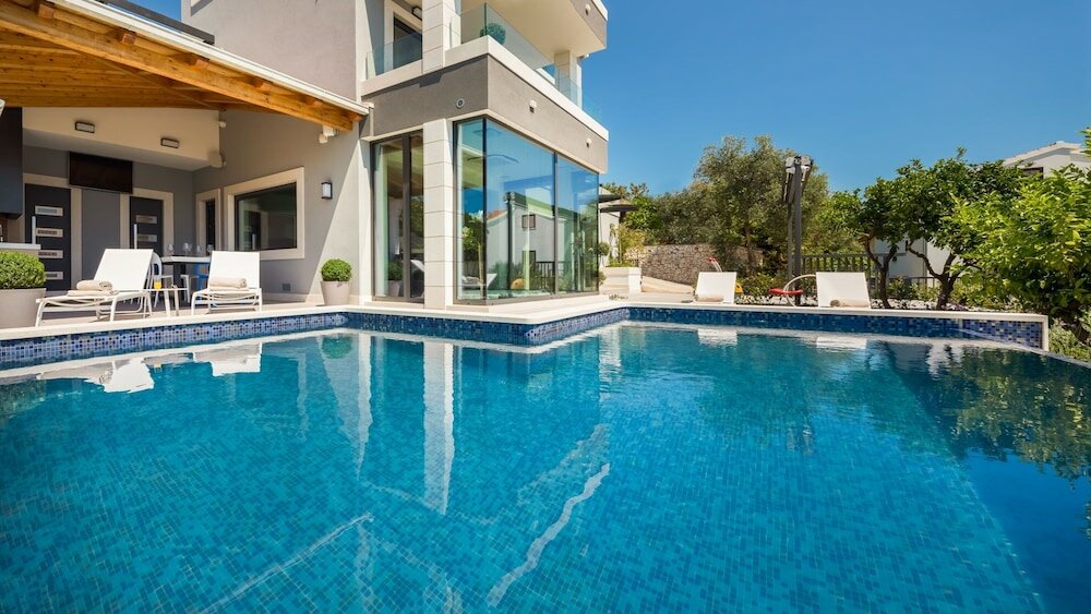 Фото Beachfront Villa Azzurro With Pool