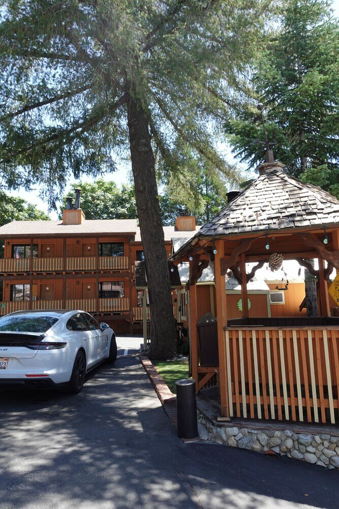 Фото Sleepy Hollow Cabins and Hotel