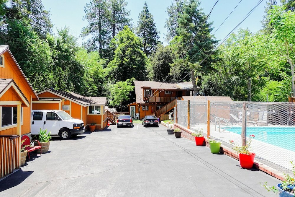 Фото Sleepy Hollow Cabins and Hotel