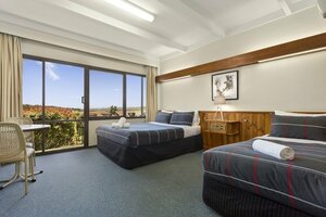 Гостиница Village Family Motor Inn