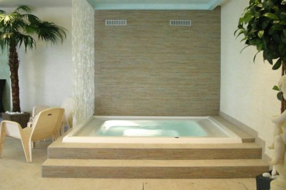 Фото Hotel Karpatsky Dvor