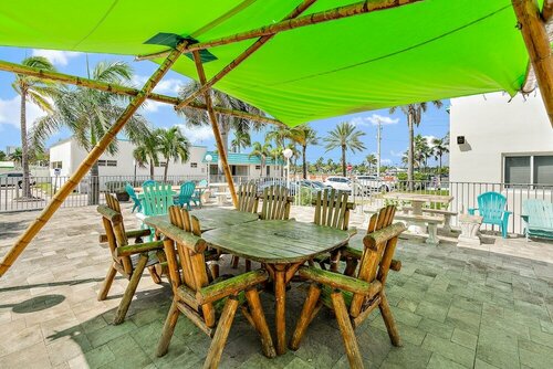 Гостиница Hollywood Beachside Boutique Suites в Голливуде