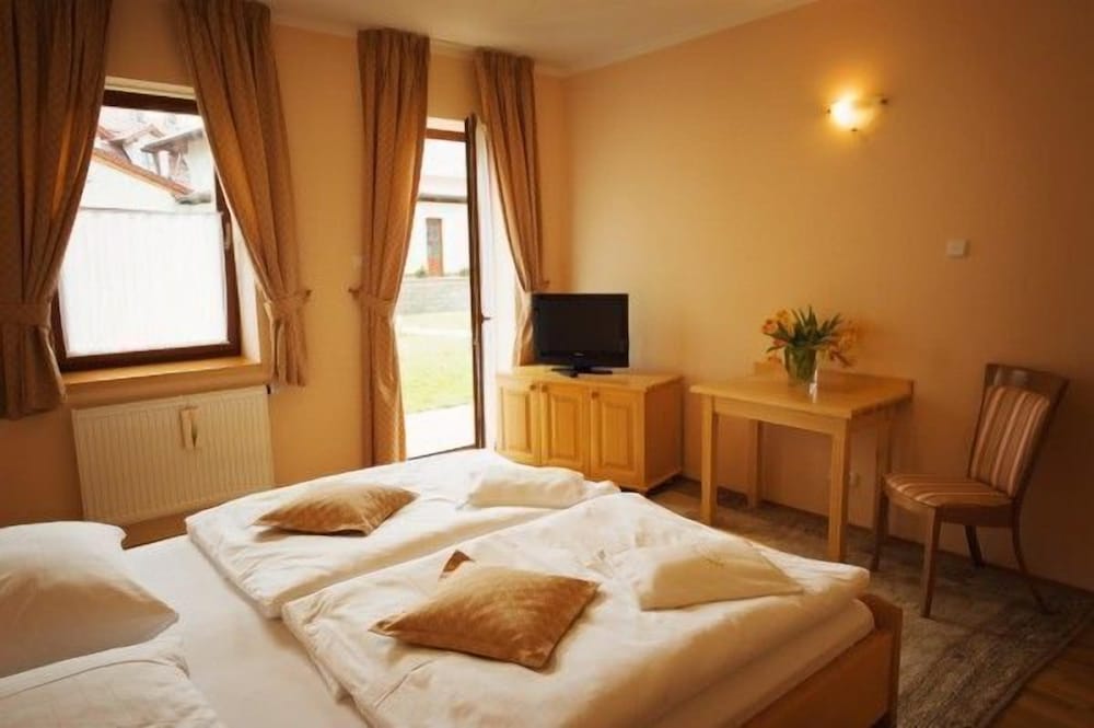 Фото Hotel Karpatsky Dvor