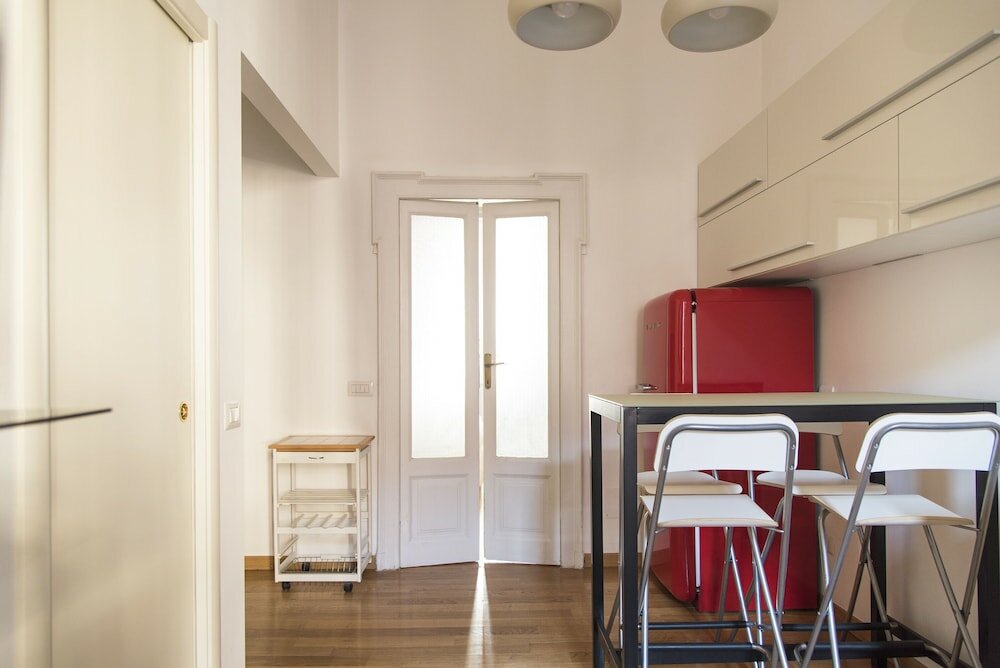 Фото White and Clean Apartment near Metro Mm1