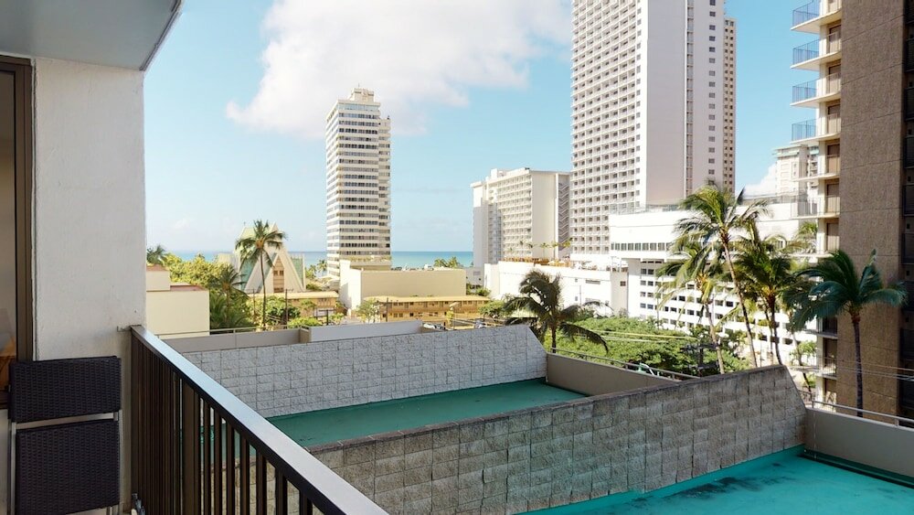 Фото 7th Floor Garden View Condo In Walking Distance to Waikiki Beach by Redawning